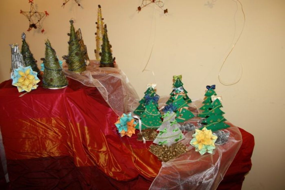 Biżuterie i haftowane obrazki z motywami świątecznymi