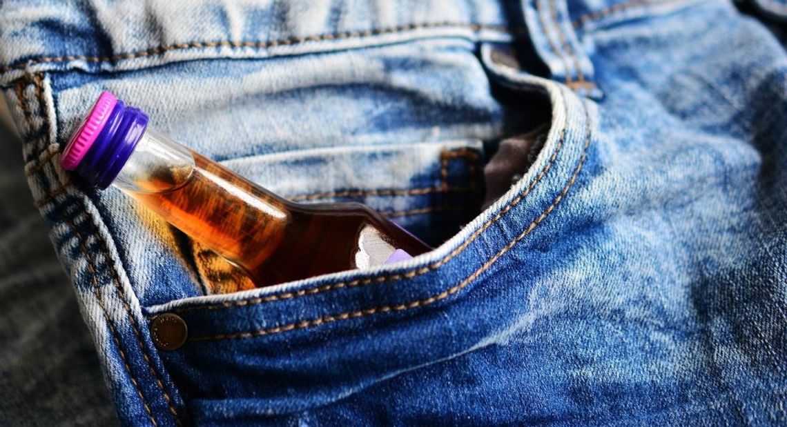 Bliska Ci osoba sięga po alkohol? Zareaguj – jesteśmy tu dla Was. Bliska Ci osoba sięga po alkohol? Zareaguj – jesteśmy tu dla Was.