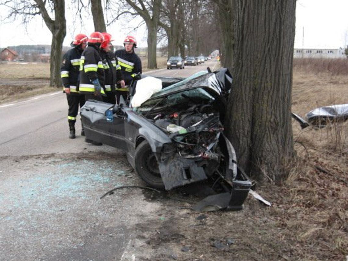 Bmw wbiło się w drzewo, pięć osób rannych