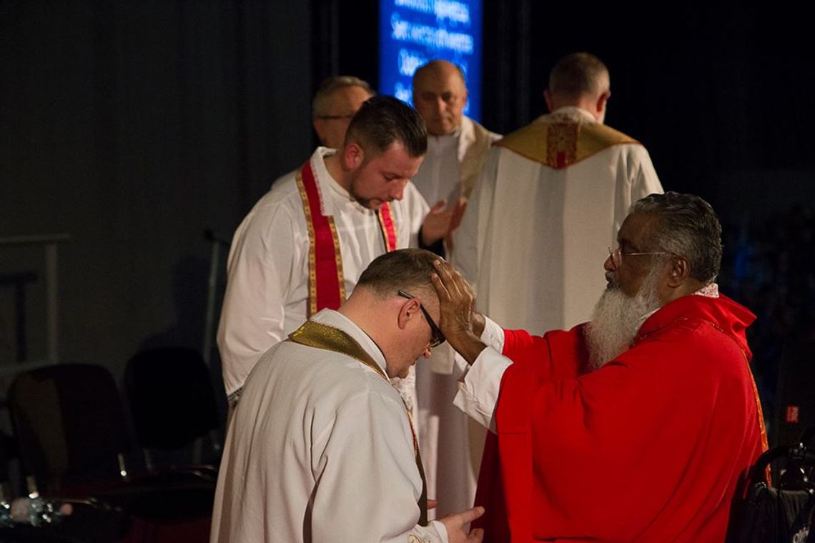 Bóg uzdrawia dziś. O Bogu po ludzku. Ksiądz Karol Ciesielski przybliża ludziom przesłanie Boga
