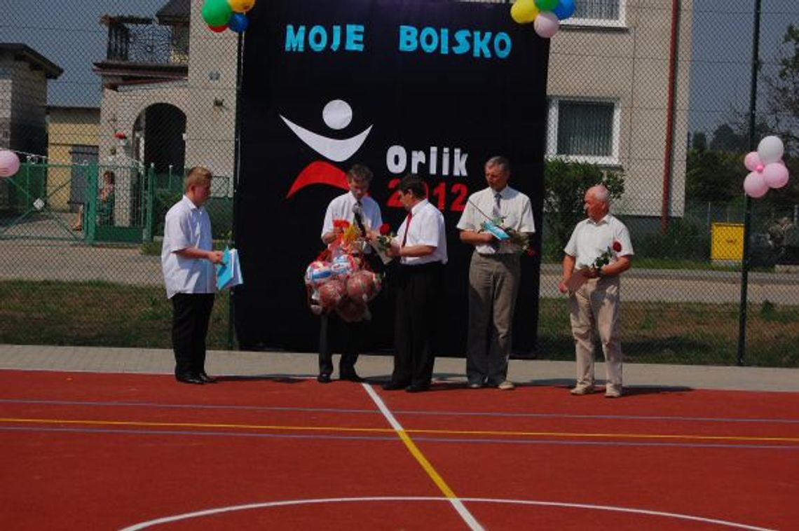 Boiska za 870 tys. zł. Orlikowa feta - z poświęceniem Boiska za 870 tys. zł. Orlikowa feta - z poświęceniem