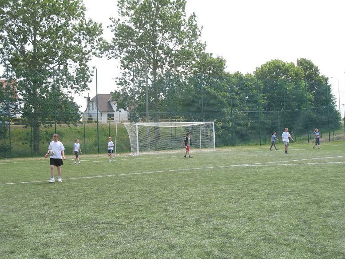 Boisko do poprawki? Kałuże i ślizgawka na sztucznej murawie za 2 mln zł Boisko do poprawki? Kałuże i ślizgawka na sztucznej murawie za 2 mln zł