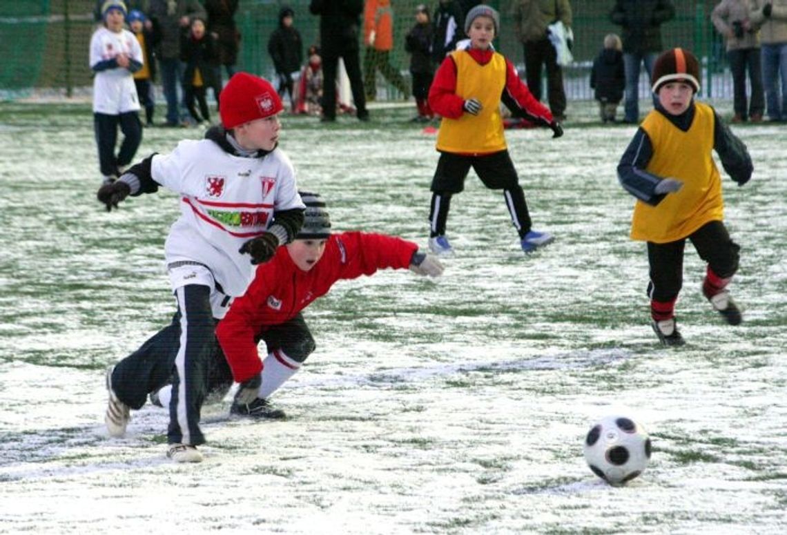 Boisko pełne problemów i... śniegu. Zima wygrywa z piłkarzami - czekanie na odwilż Boisko pełne problemów i... śniegu. Zima wygrywa z piłkarzami - czekanie na odwilż