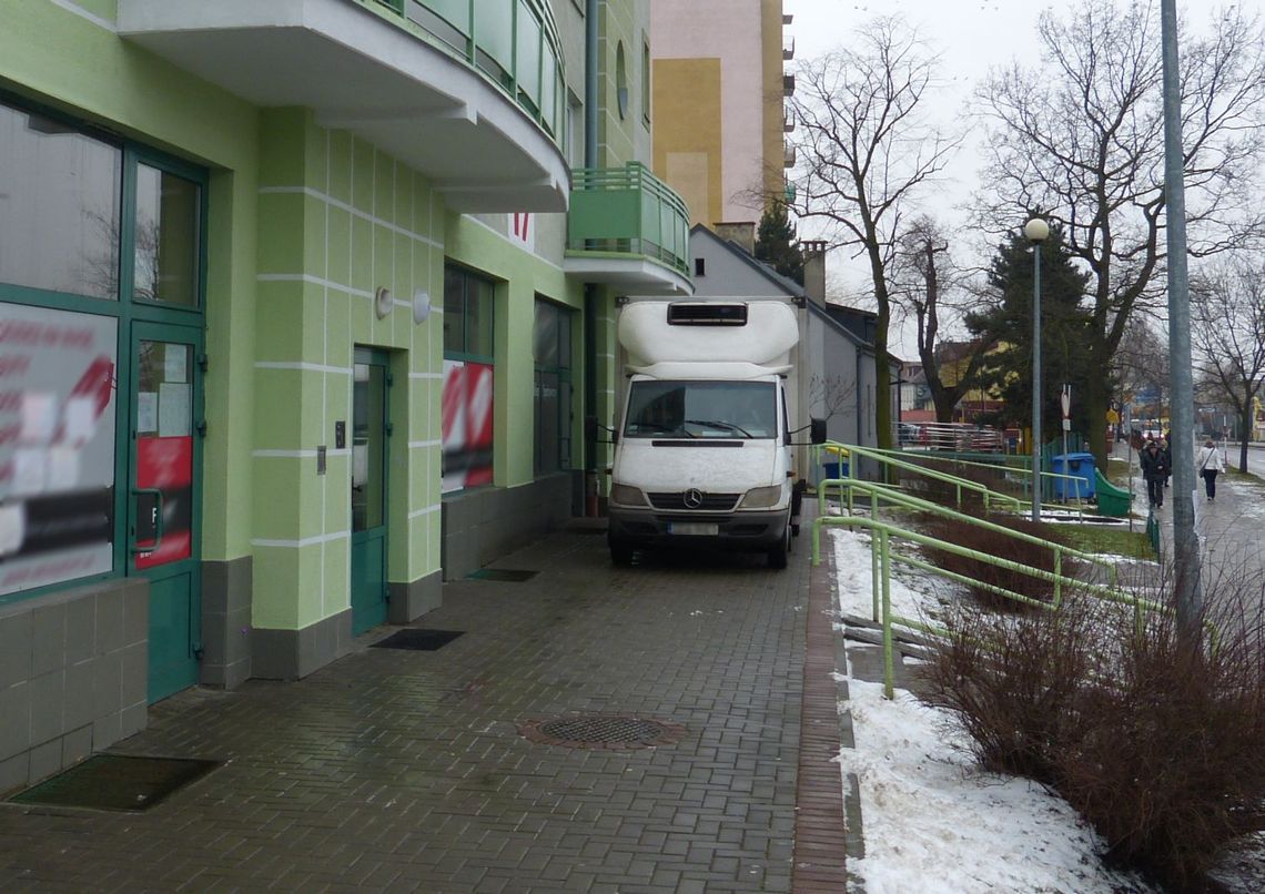 Boją się wyjść z klatki. Otwierają drzwi i wpadają na samochód Boją się wyjść z klatki. Otwierają drzwi i wpadają na samochód