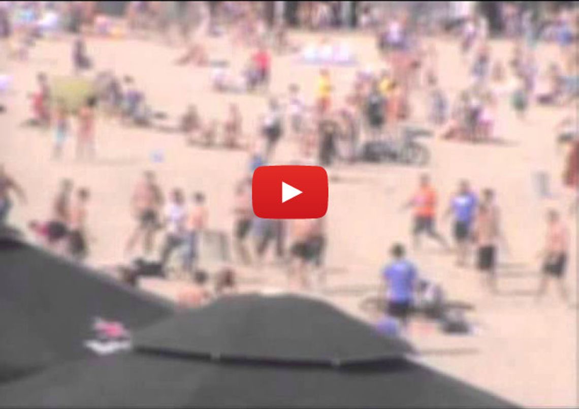 Bójka na plaży - film z monitoringu