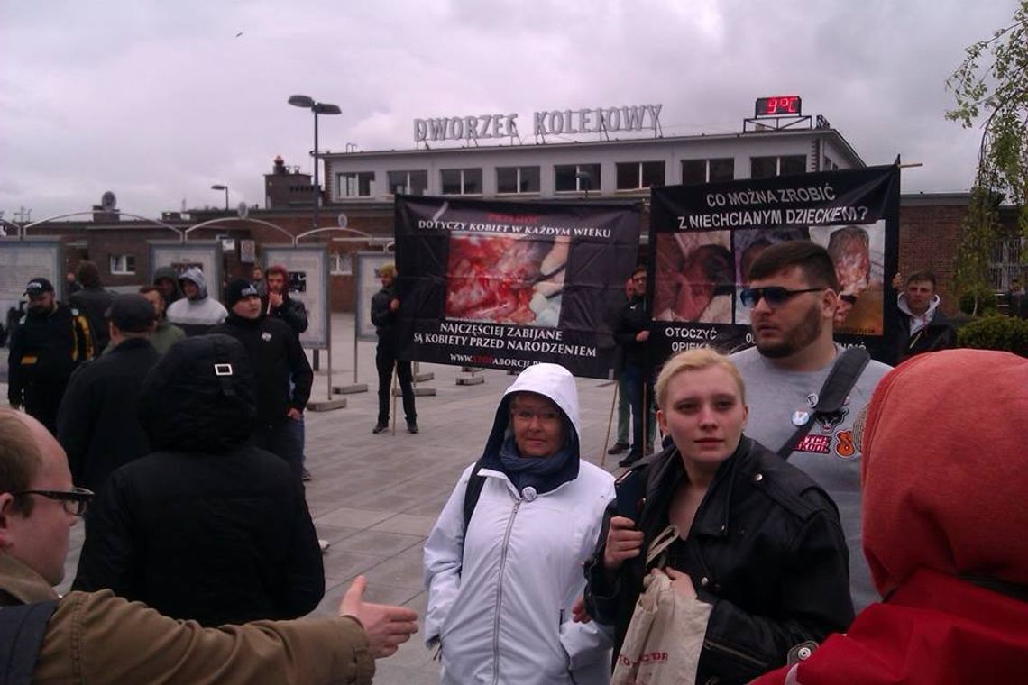 Bójka przed dworcem. Uczestnicy dwóch manifestacji: gdzie była policja?!