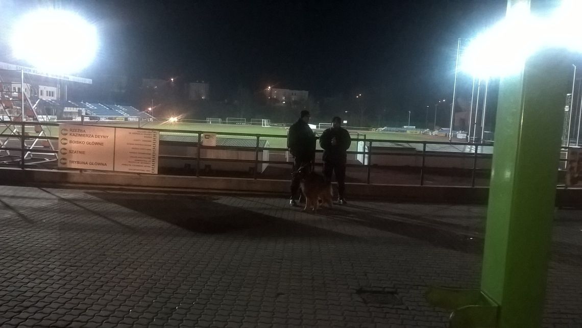 Bomba na stadionie? Bomba na stadionie?