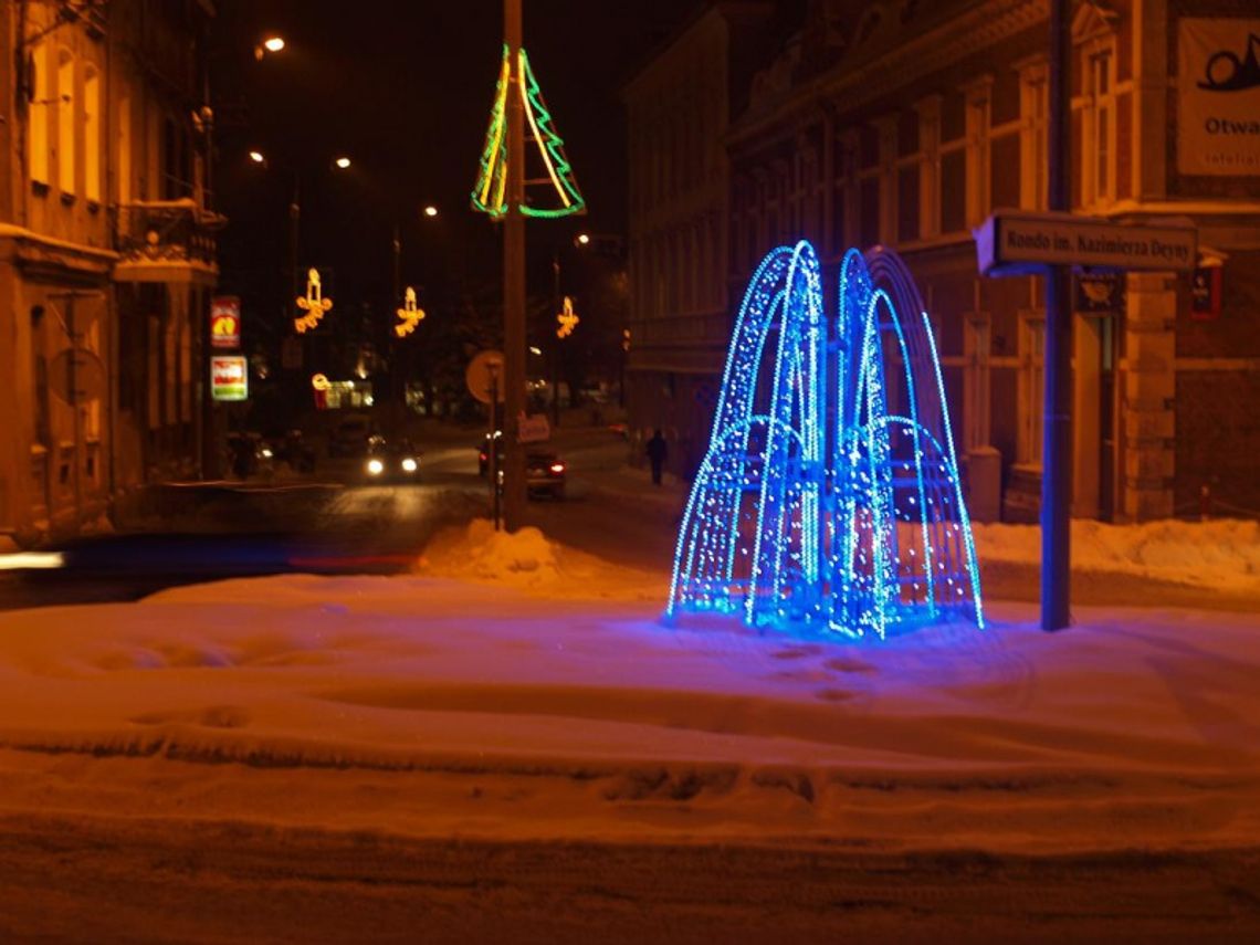 Bombki, świeczki i… fontanna. Czy mieszkańcom podobają się bożonarodzeniowe ozdoby na ulicach? Bombki, świeczki i… fontanna. Czy mieszkańcom podobają się bożonarodzeniowe ozdoby na ulicach?