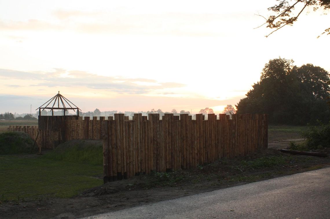 Bractwo KERIN wznosi gród w Subkowach