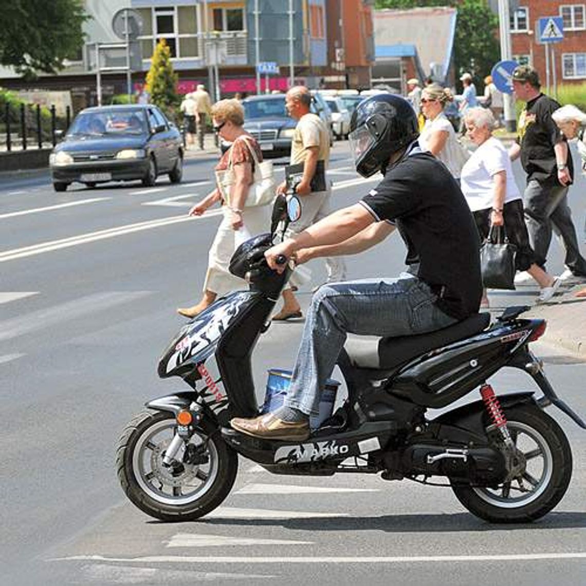 Brawurowo na skuterach - bez kasku i… prawa jazdy