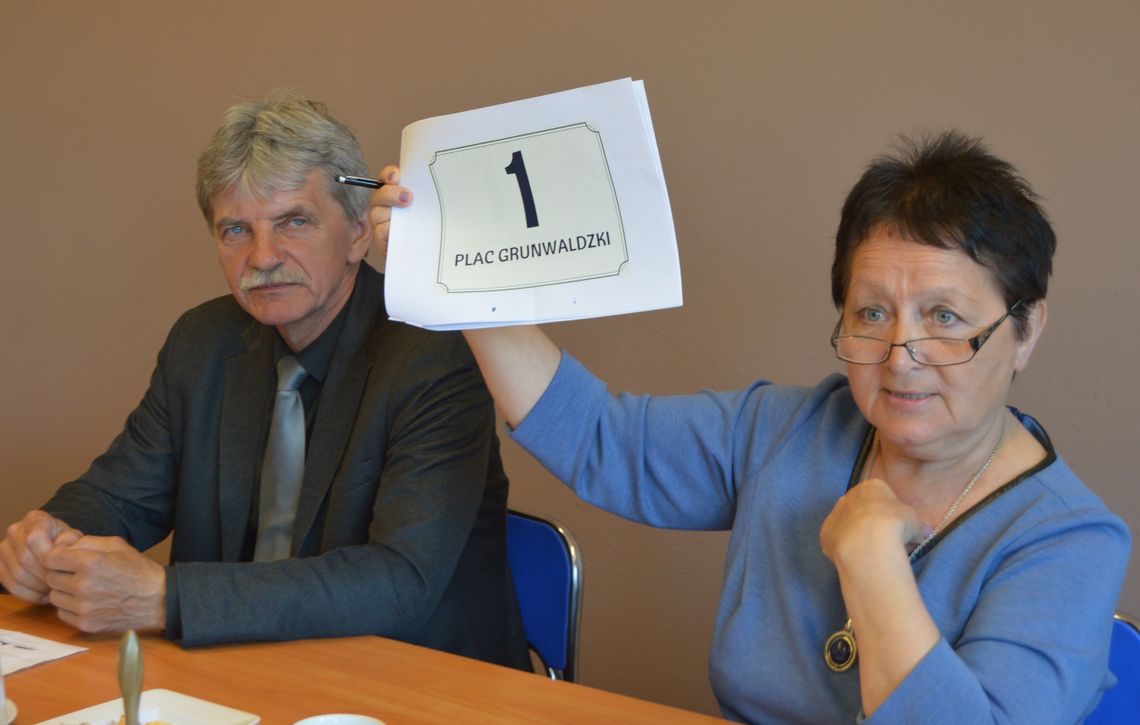 Brązowy napis na pastelowym tle. Tak będą wyglądać nowe tabliczki na budynkach w Gniewie