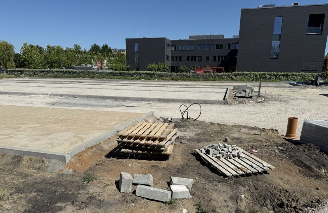 Budowa parkingu przy ul. Saperskiej. Połowa zadania za wykonawcą