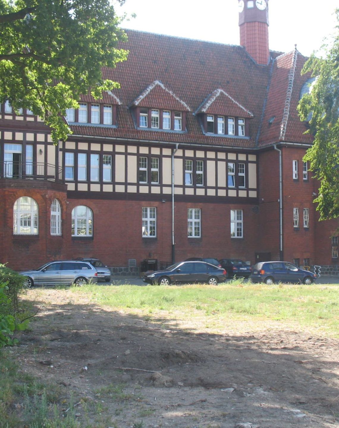 Budują parking pod UM. „Dlaczego usunięto te drzewa?!” Budują parking pod UM. „Dlaczego usunięto te drzewa?!”