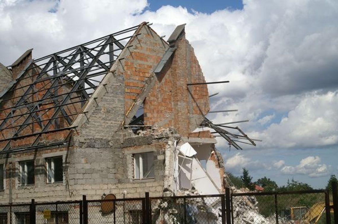 Budynek z azbestem rozbierany bez zabezpieczeń!