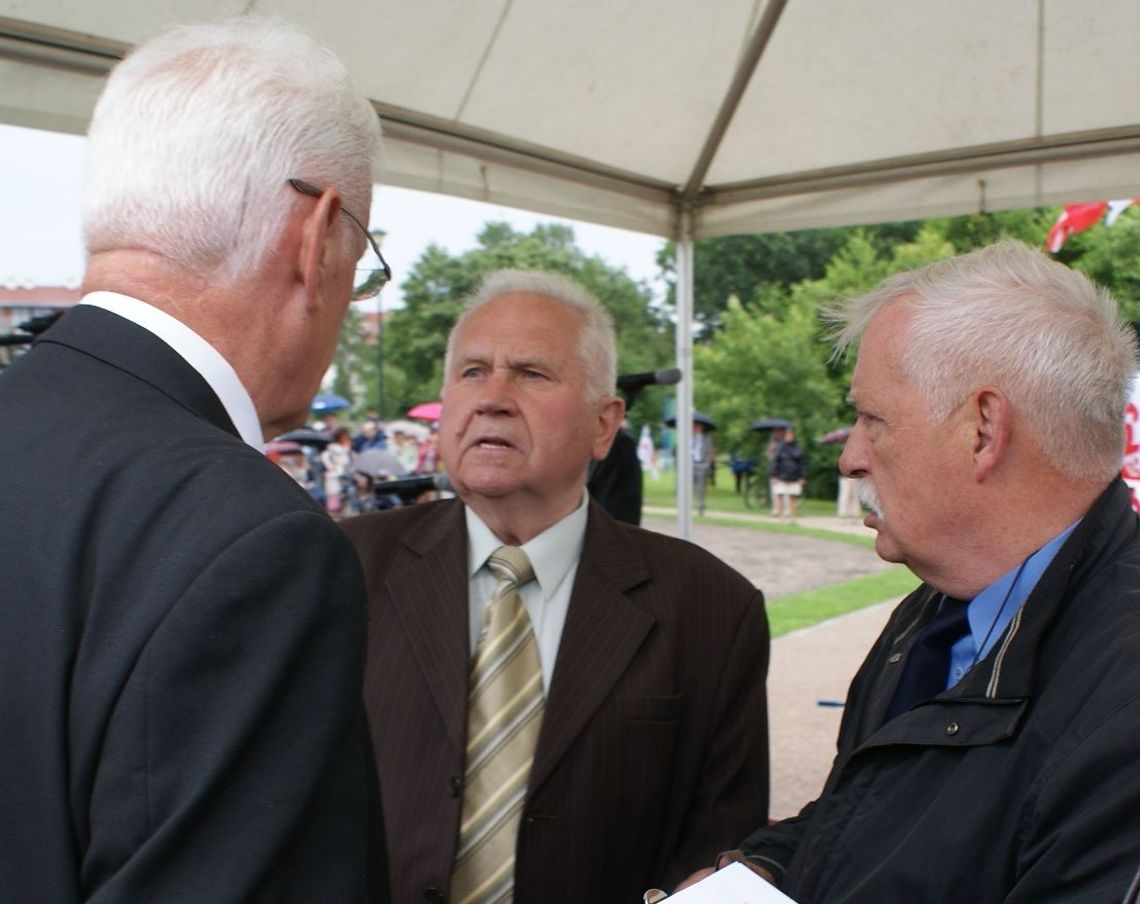 Bulwersuje fraternizacja byłych liderów z oczywistymi zbrodniarzami