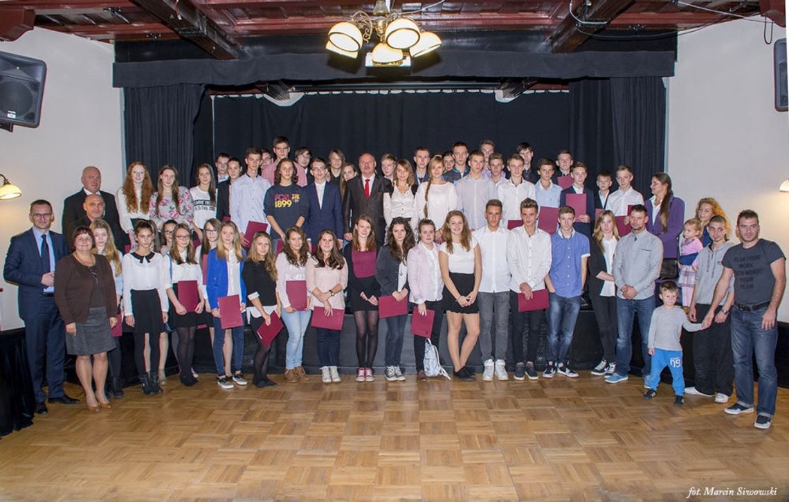 Burmistrz przyznał stypendia naukowe i sportowe