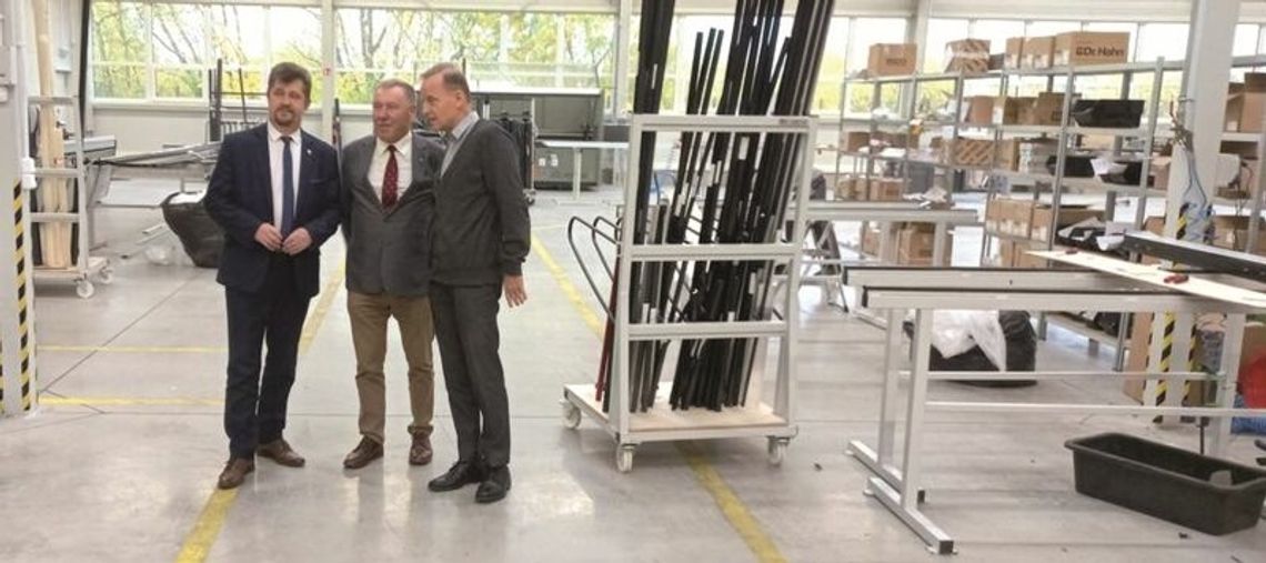 Burmistrzowie odwiedzili nowo powstałą firmę produkcyjną w Malborku
