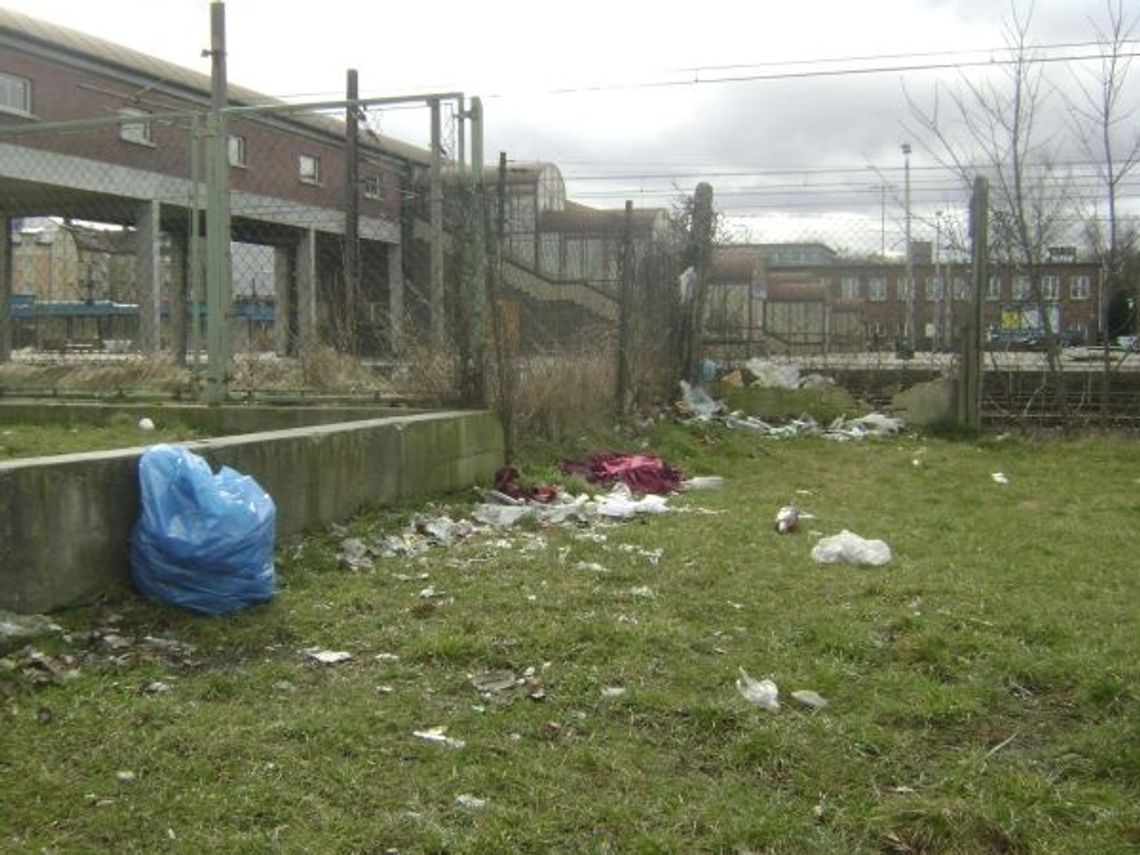 Butelki, pety i… plac zabaw - osiedle w śmieciach Butelki, pety i… plac zabaw - osiedle w śmieciach