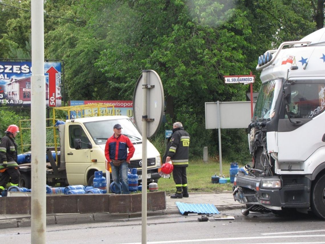 Butle z gazem na ulicy. Wypadek spowodował utrudnienia w ruchu Butle z gazem na ulicy. Wypadek spowodował utrudnienia w ruchu