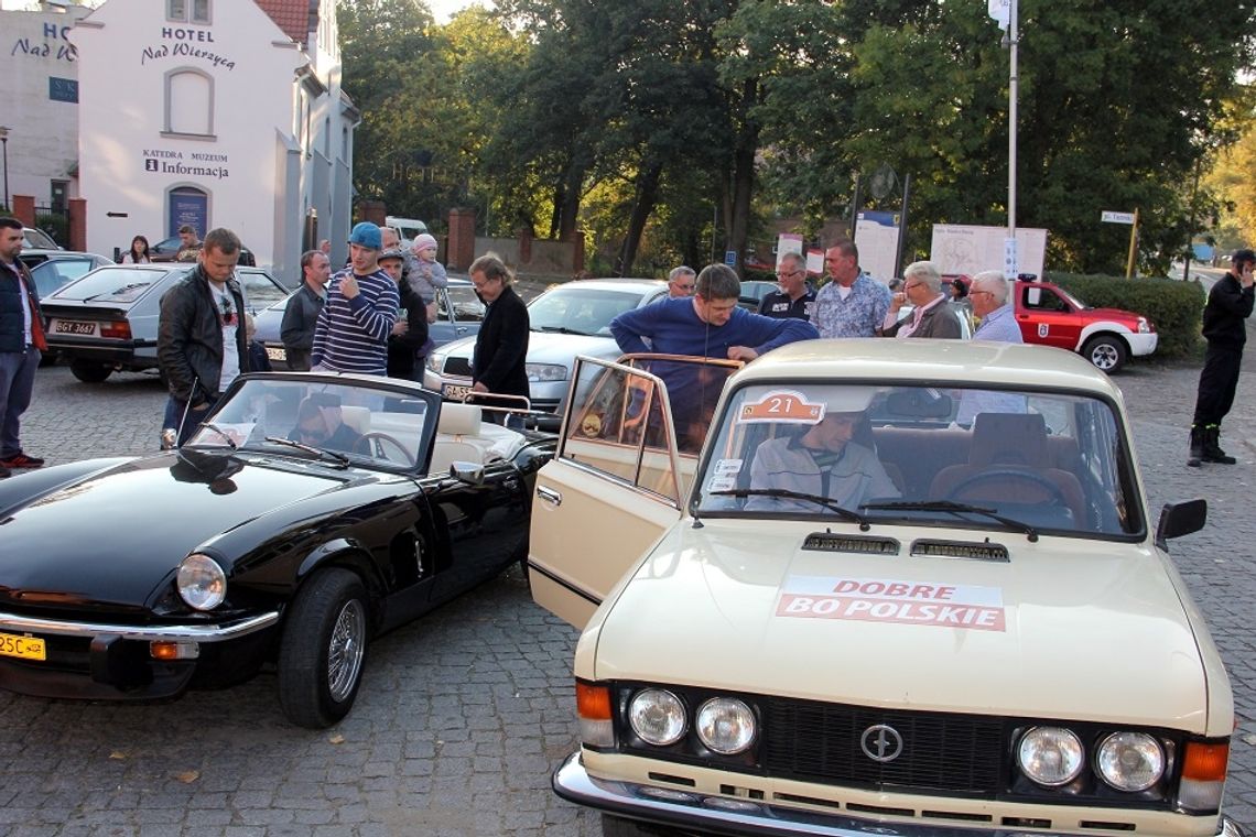 Cacka zaparkowały w cieniu katedry Cacka zaparkowały w cieniu katedry