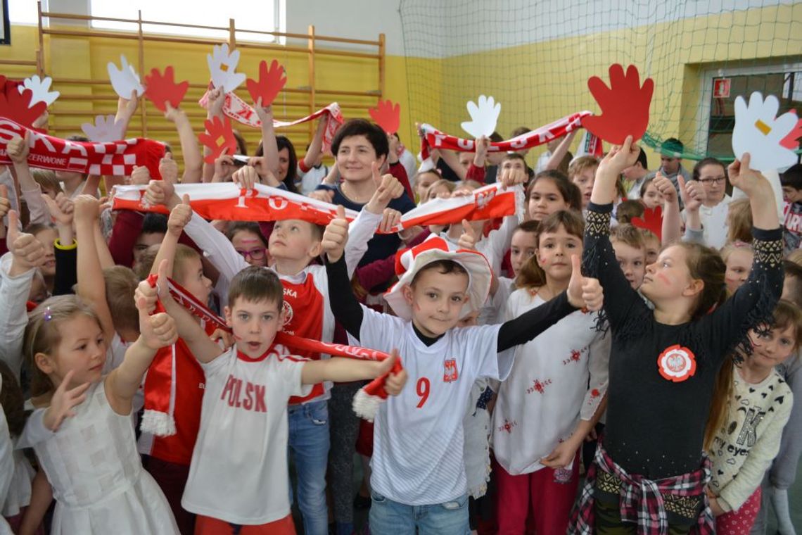 Cała gmina Biało-Czerwona - obchody Uchwalenia Konstytucji 3 Maja w Zespole Szkół w Suchym Dębie