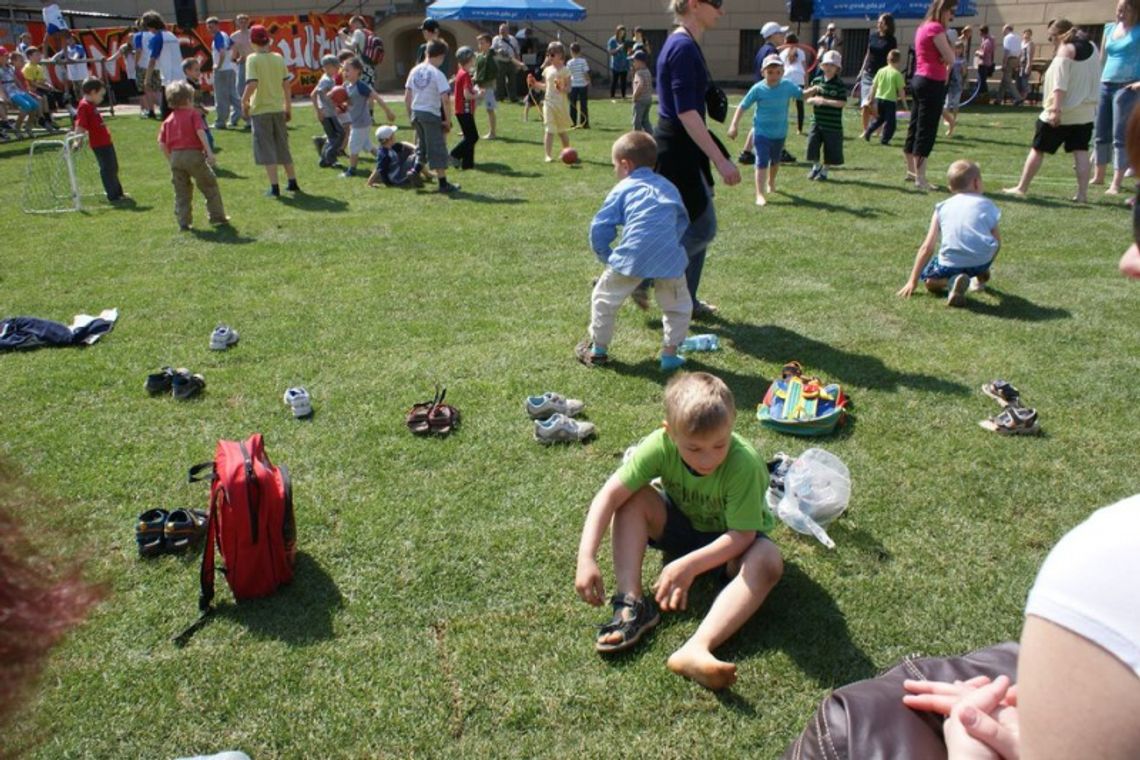 Cała Polaka chodzi boso. Na Targu Węglowym w oparach spalin