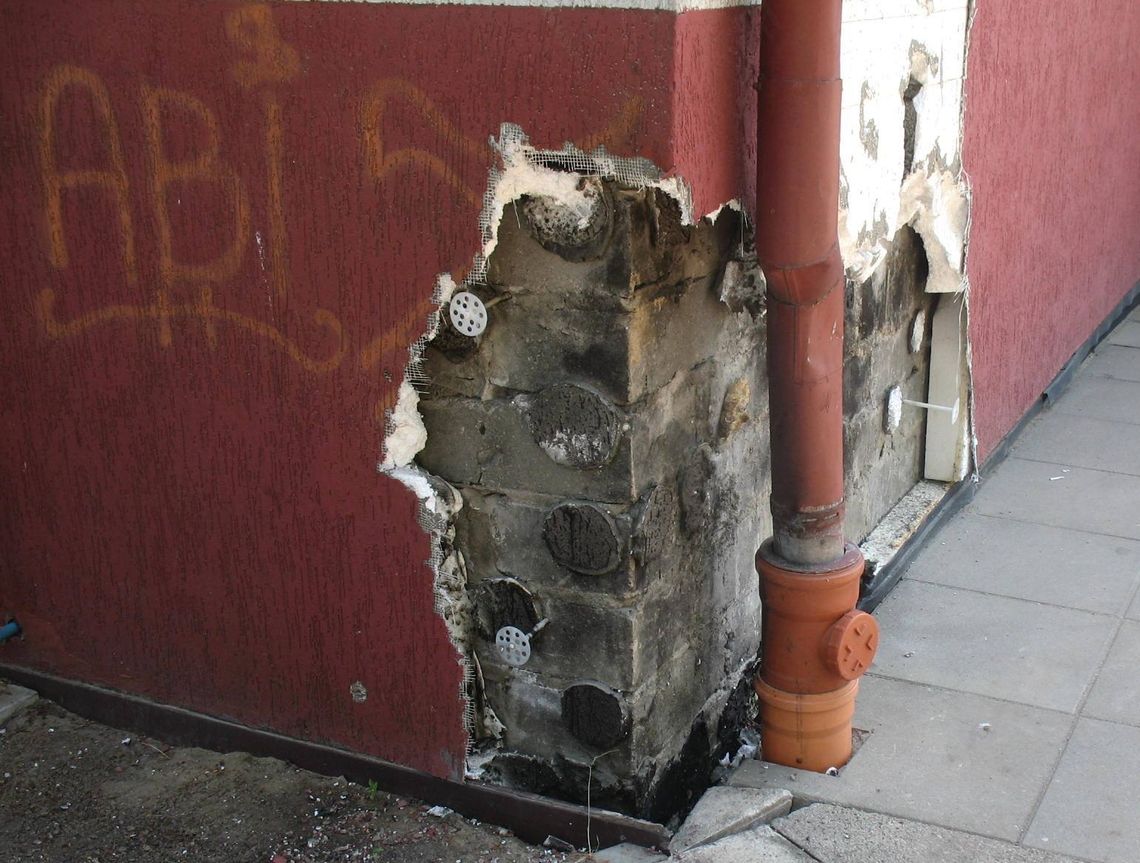 Celowe podpalenie szkoły? Spłonął fragment elewacji