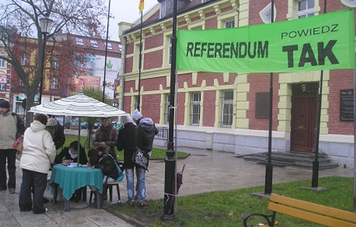 Chcą odwołać prezydenta Starogardu - zbierają podpisy za referedum Chcą odwołać prezydenta Starogardu - zbierają podpisy za referedum