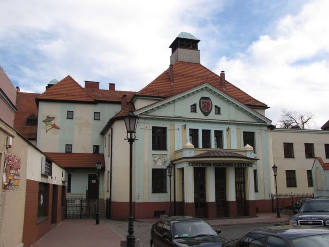 Chcą podnieść widownię i zakupić fotele. Jedno "ale"...