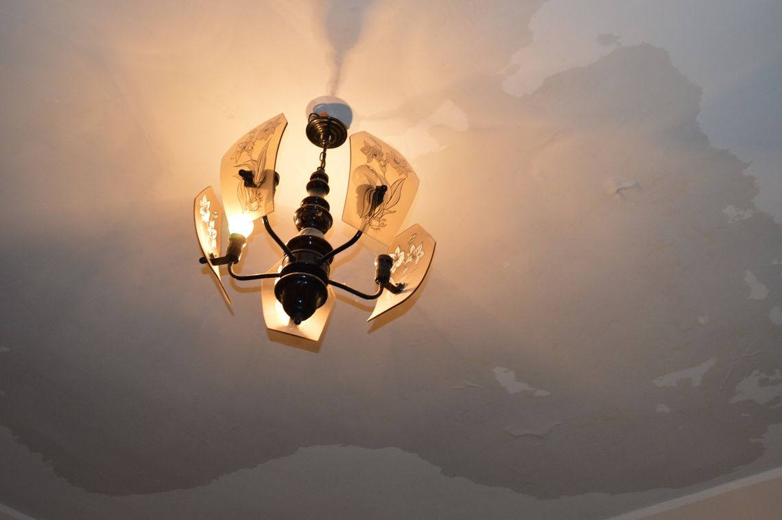 Chcą żyć w normalnych warunkach - zawilgocone ściany, zalany sufit