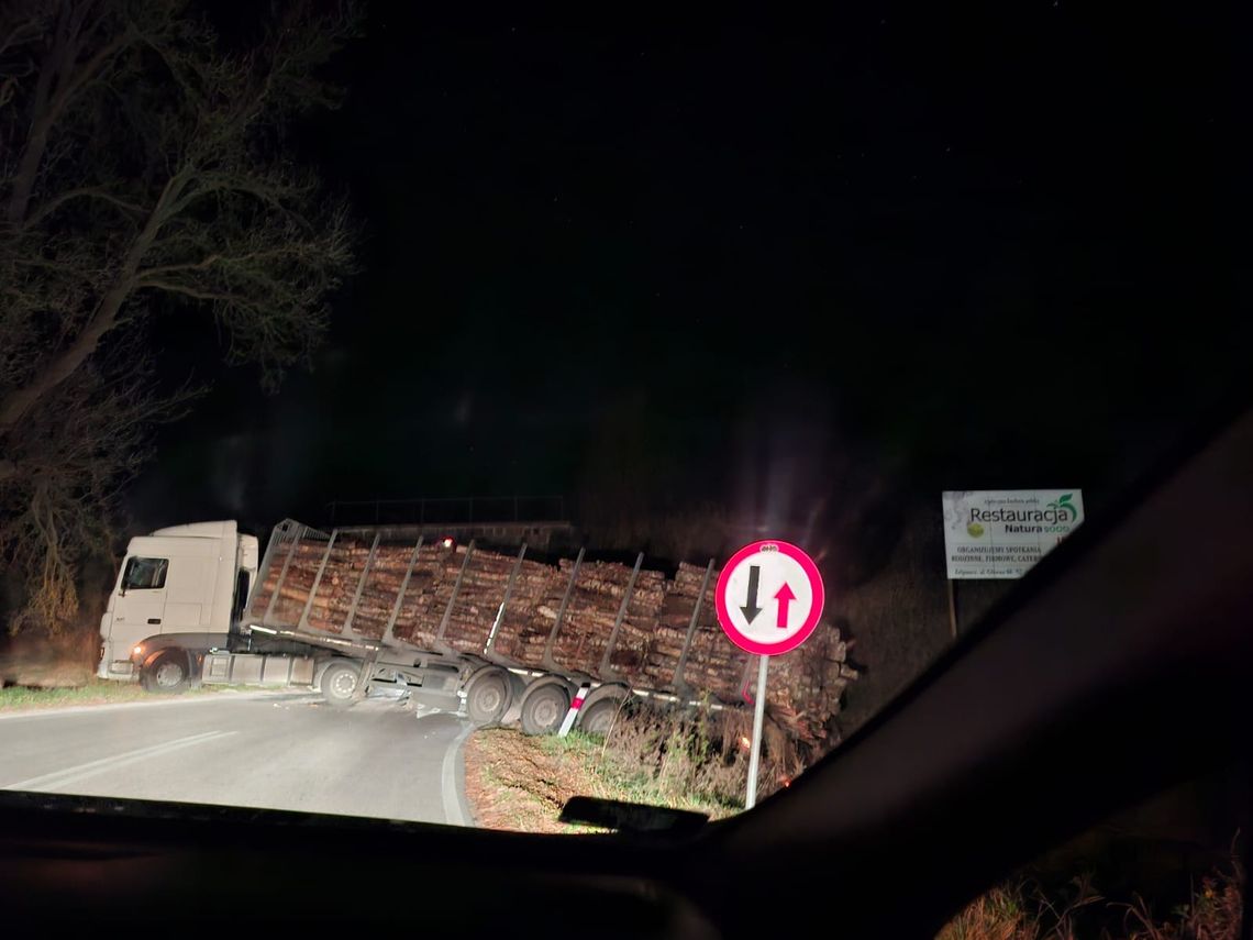 Chciał przejechać pod wiaduktem, a zablokował całą drogę. Kierowca ukarany mandatem