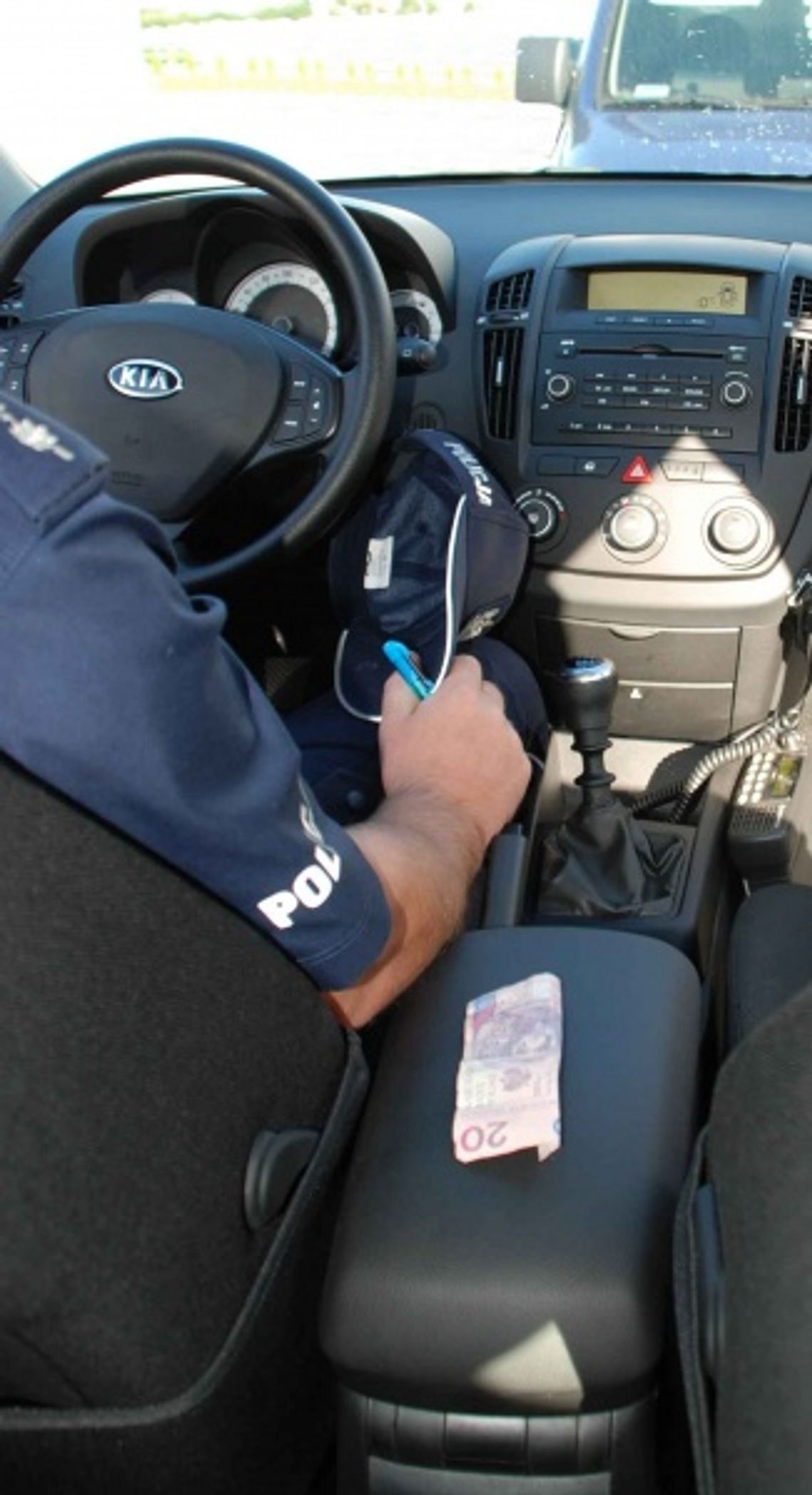 Chciał przekupić policjantów za 20 zł Chciał przekupić policjantów za 20 zł