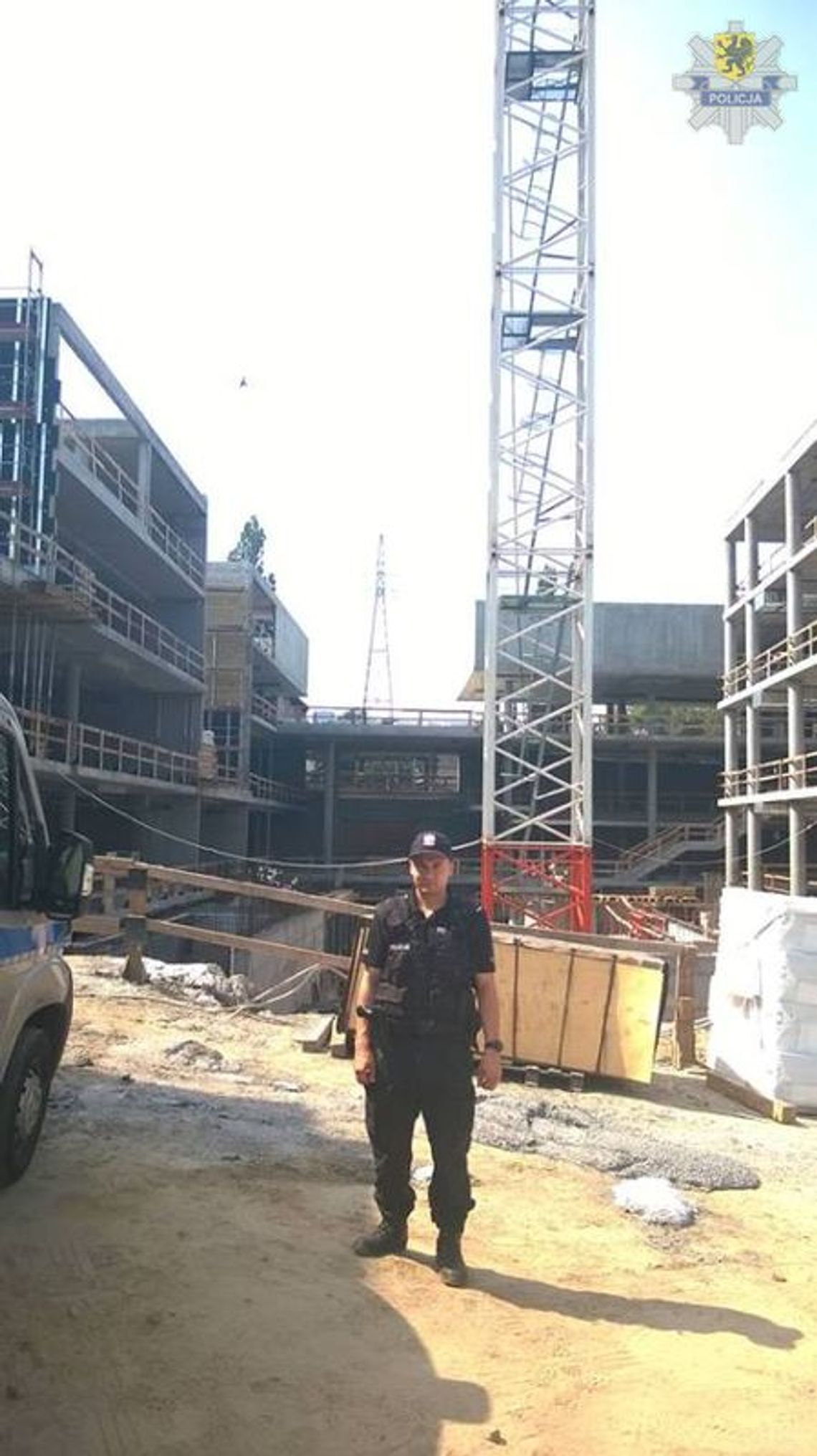 Chciała skoczyć z 50 metrowego dźwigu, uratowali ją policjanci