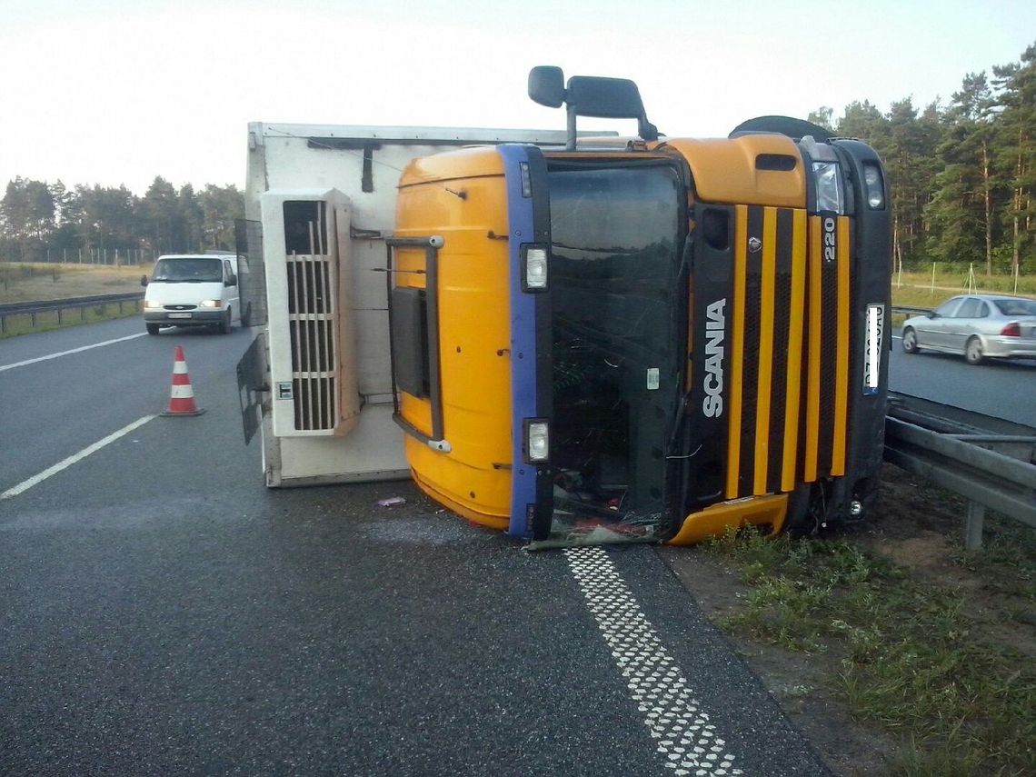 Chłodnia z ogórkami przyblokowała A1. Ranny pasażer Chłodnia z ogórkami przyblokowała A1. Ranny pasażer