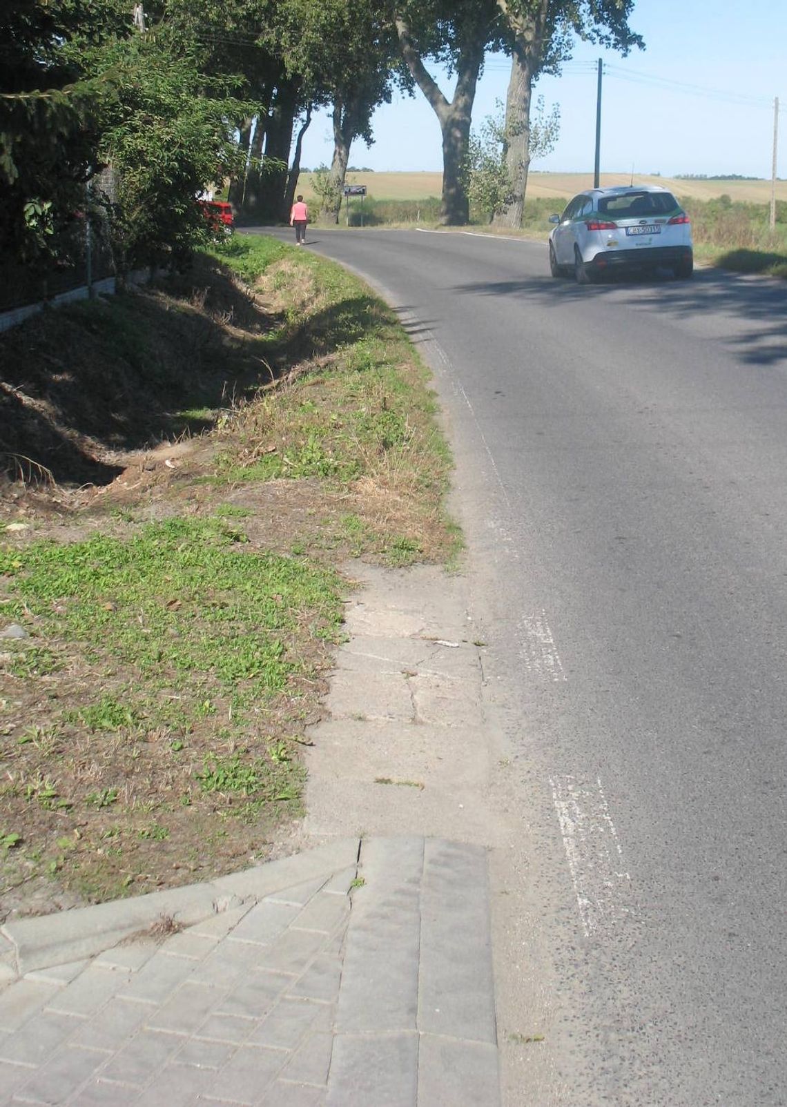 Chodnik wybudowali, ich posesję ominęli... Chodnik wybudowali, ich posesję ominęli...