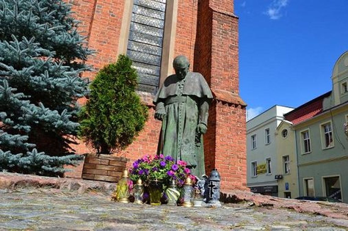 Chuligański wybryk. Sprofanowali pomnik Papieża Chuligański wybryk. Sprofanowali pomnik Papieża