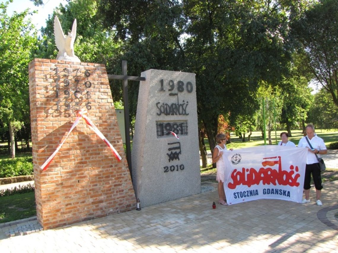 Chwała Poznaniowi! Upamiętniono ofiary wydarzeń czerwcowych z 1956 r. Chwała Poznaniowi! Upamiętniono ofiary wydarzeń czerwcowych z 1956 r.