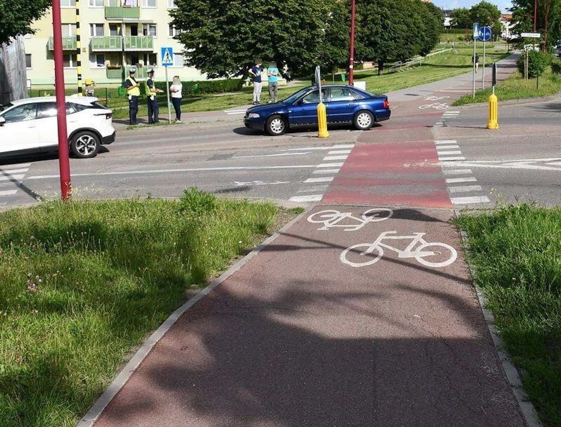 Chwila nieuwagi i groźne konsekwencje. Rowerzysta z obrażeniami w szpitalu