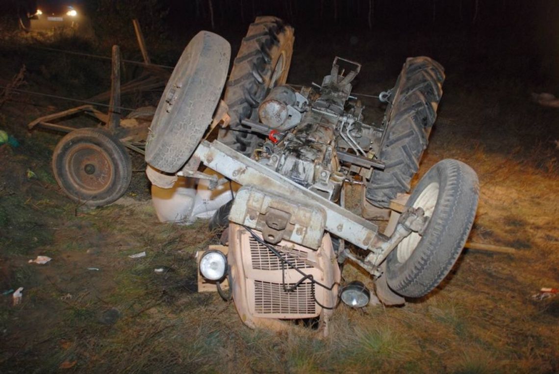 Ciągnik przygniótł dwie osoby, jedna nie żyje Ciągnik przygniótł dwie osoby, jedna nie żyje