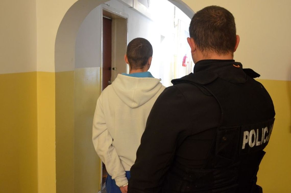 Ciało mężczyzny znaleziono w worku w piwnicy jednego z bloków w Gdańsku Ciało mężczyzny znaleziono w worku w piwnicy jednego z bloków w Gdańsku