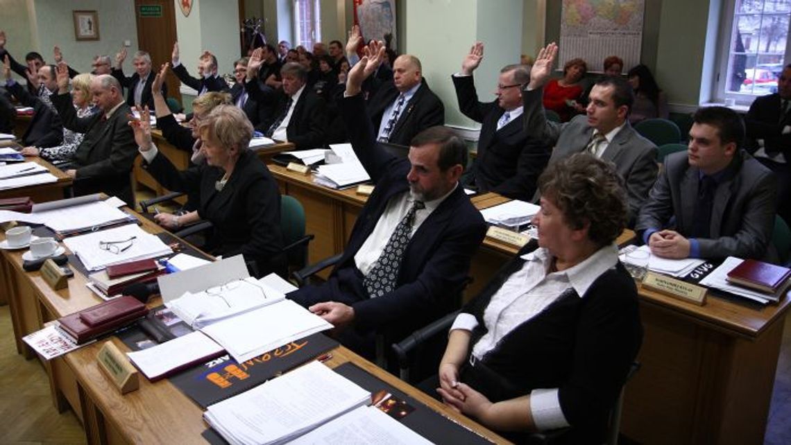 Cięcia budżetowe - przy dwóch głosach wstrzymujących Cięcia budżetowe - przy dwóch głosach wstrzymujących