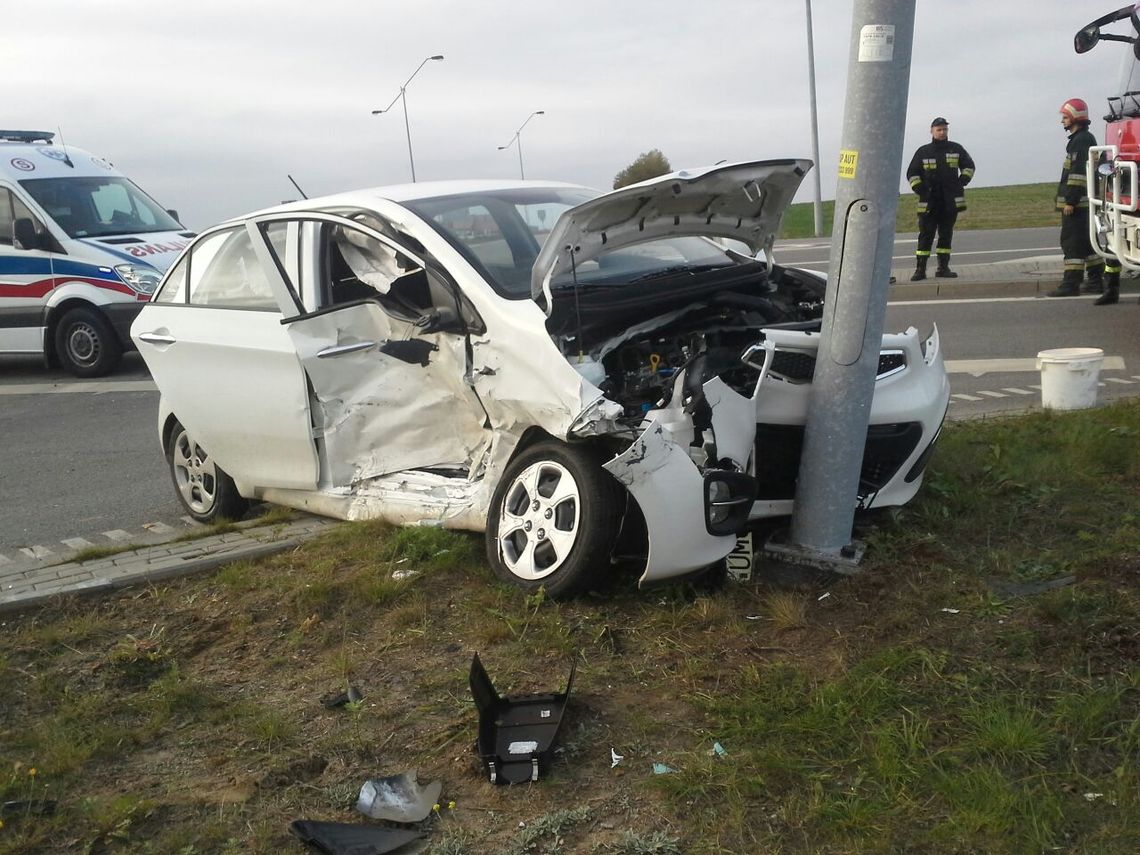 Cięli auto, by wyciągnąć ranną osobę. Wypadek na al. Kociewskiej w Pelplinie