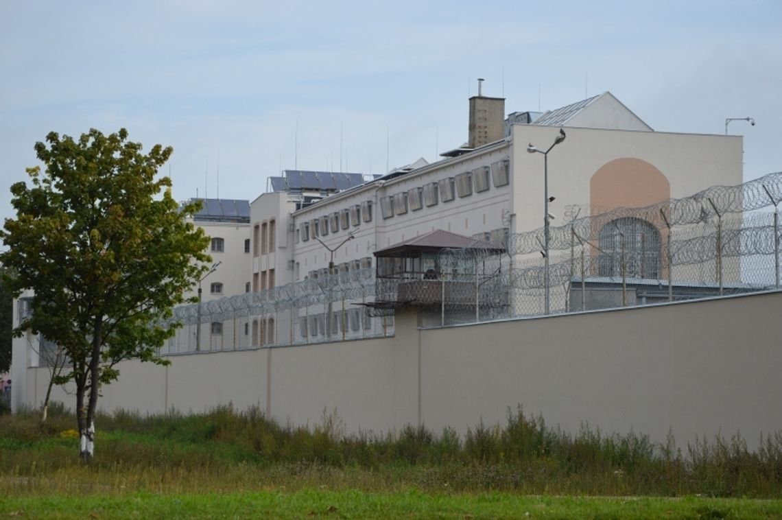 Ciepło jak...w więzieniu. Styropian na ogrodzeniu Ciepło jak...w więzieniu. Styropian na ogrodzeniu