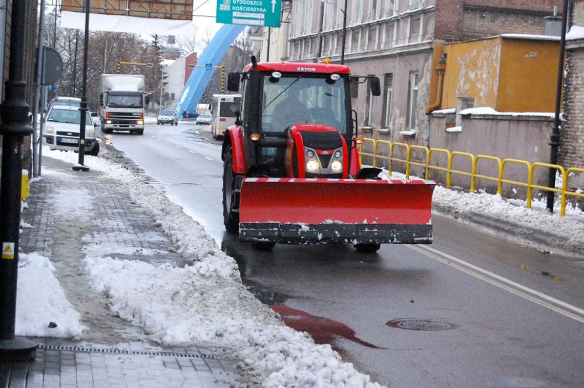 Ciężarówka i interweniująca karetka w rowie Ciężarówka i interweniująca karetka w rowie