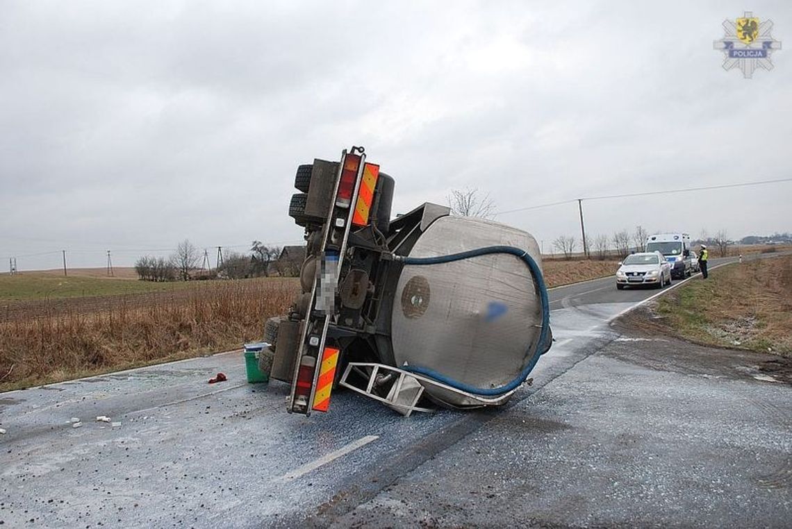 Ciężarówka przewróciła się na bok i zablokowała drogę