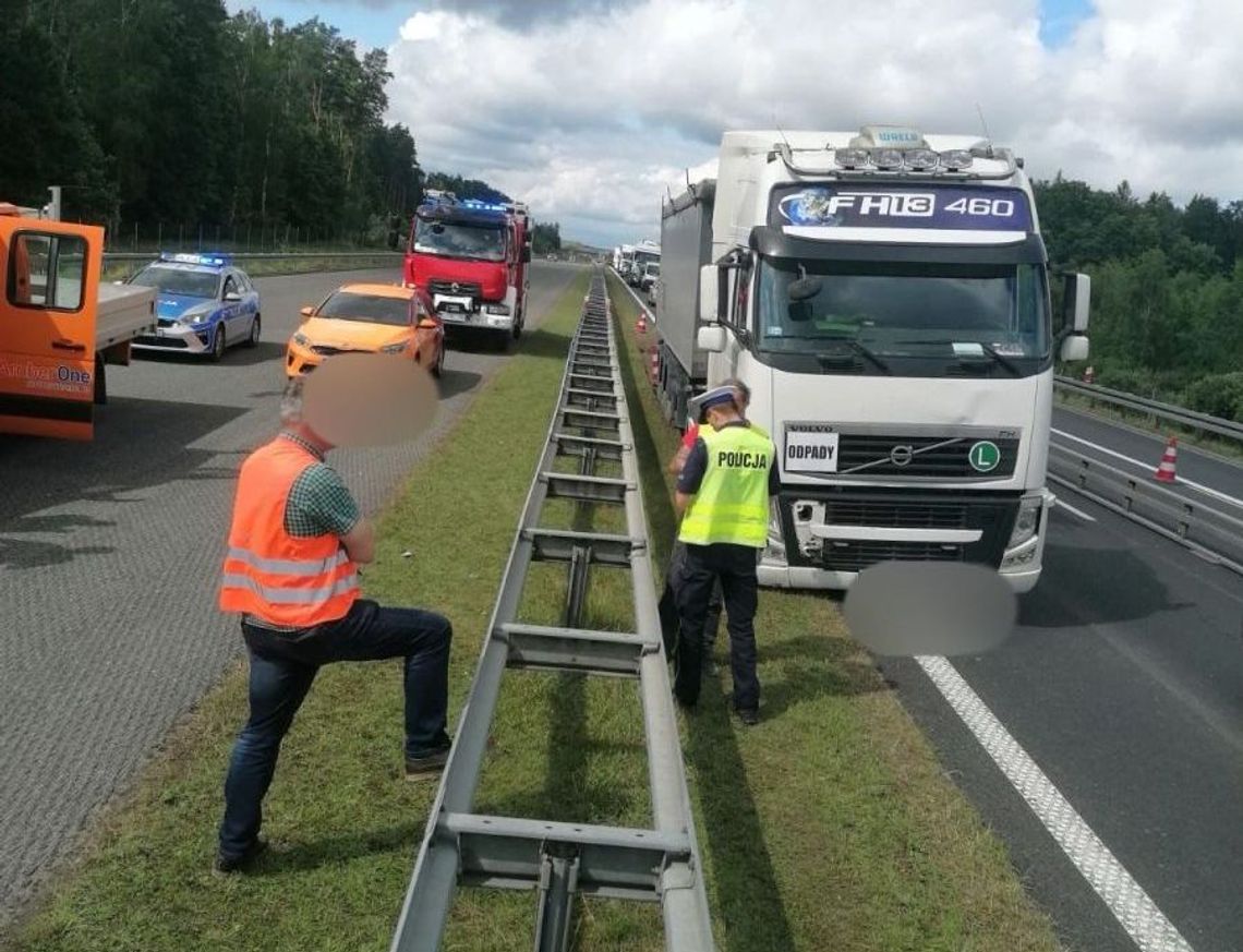 Ciężarówka uderzyła w barierki na autostradzie Ciężarówka uderzyła w barierki na autostradzie