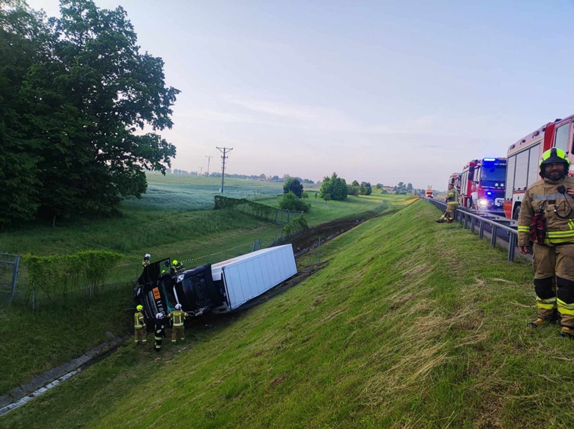 Ciężarówka w rowie na autostradzie A1. Możliwe utrudnienia!