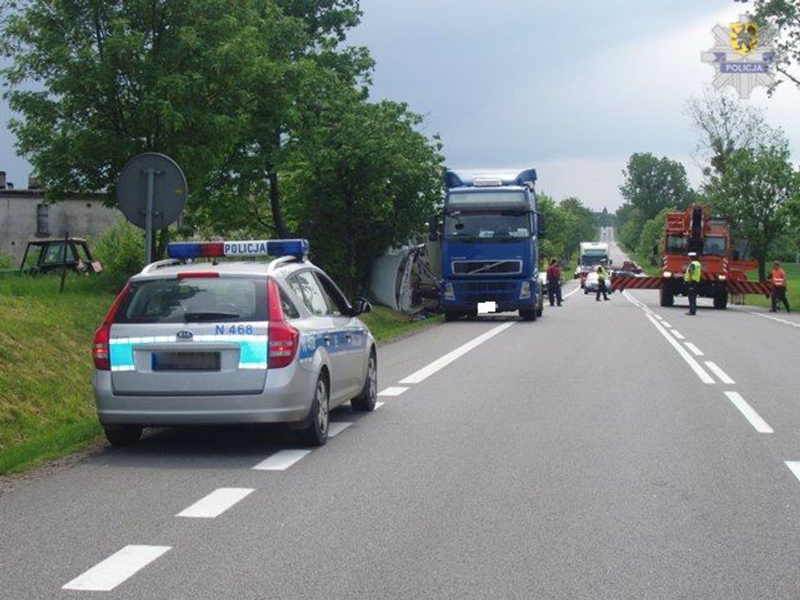 Ciężarówka w rowie zablokowała ruch Ciężarówka w rowie zablokowała ruch
