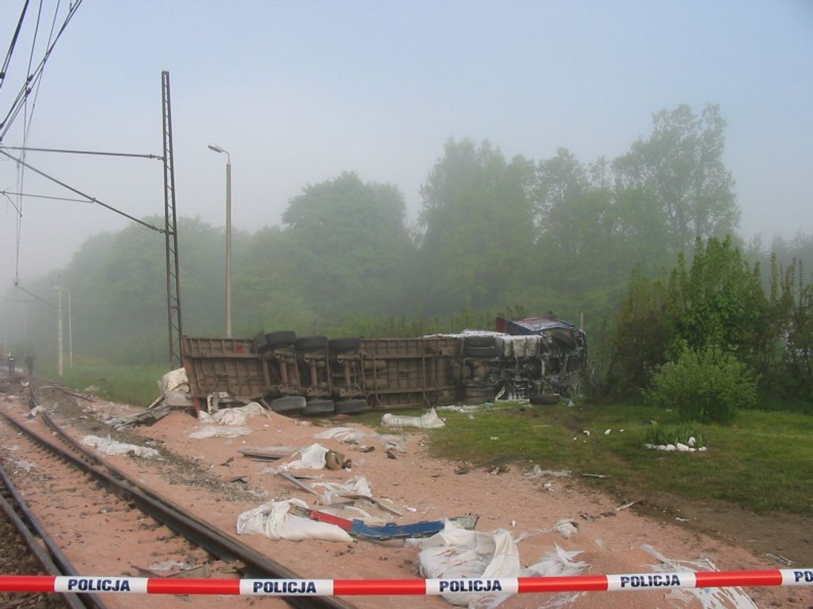 Ciężarówka wjechała w pociąg pasażerski