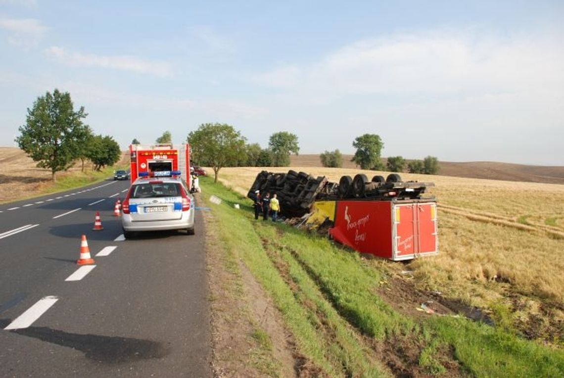 Ciężarówka wywrócona. Kierowca z urazem kręgosłupa w szpitalu w Tczewie